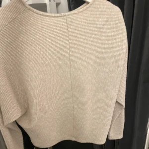 Beige tröja - Säljer nu denna beiga finstickade tröjan! I väldigt fint skick och knappast använd☺️skriv för frågor