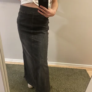 Jeanskjol  - Jeanskjol i mörkt jeanstyg från humana 🌞 går att ha lågmidjat eller högmidjat beroende på längd