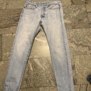 Ljus herr jeans - W31. Långa, oversized ljusa snygga jeans 