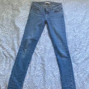 Dessa Levis Jeans är i väldigt bra skick trots att de har varit använda ett flertal gånger. Som vi alla vet är Levis Jeans gjorda av ett väldigt bra material därav är kvaliteten bra. Jeansen är skinny jeans och värda 1 099kr.  köparen står för frakten!