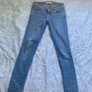 Levi’s Jeans - Dessa Levis Jeans är i väldigt bra skick trots att de har varit använda ett flertal gånger. Som vi alla vet är Levis Jeans gjorda av ett väldigt bra material därav är kvaliteten bra. Jeansen är skinny jeans och värda 1 099kr.  köparen står för frakten!