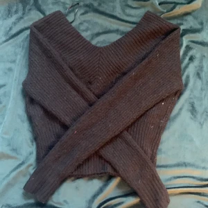 V-ringad tjock tröja - Lätt mysigt material 