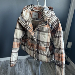 Jacka - Superfin jacka från Ichii använd knappt en gång. Upplevde den som stor på mig jag som är kort. Ordinarie pris är 1200 kr. Framlängd är 60cm och backlängd är 65 cm.