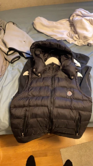 Nike techflecce och Moncler väst - Säljer nu mina trascksuits då jag helt enkelt inte använder dom längre. Vösten har ett litet litet hål på framsidan och har ett håll i fickan, och den ljusa tracksuiten har en tvätt fläk på nedre delen. Annars är dom i bra skick. Skriv till mig för priser