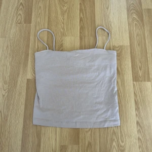 Beigt linne  - Beigt linne från Gina tricot i storlek XS.