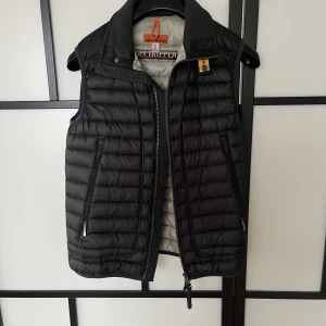 Parajumper väst - Äkta parajumper väst strlk S, köp på NK i Göteborg för ett par år sen. Har ett litet hål på fickan säljer därför billigt.