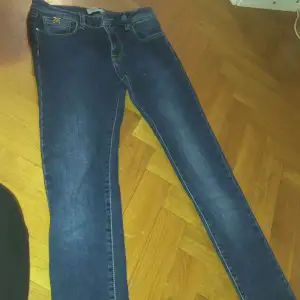 Jätte fina Mos Mosh jeans lågmidjad i nyskick använda lite Strl 27