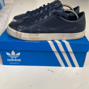 Adidas skor - Marinblåa Adidas Court Vantage skor i strl 43 1/3. Använda utan skador. 