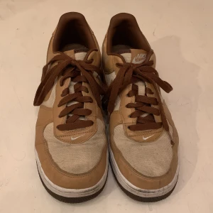 Nike Air - Fina, ljusa Nike Air. Välskötta och inte särskilt slitna. Dock lite smuts på övre ljusa tyget. 
