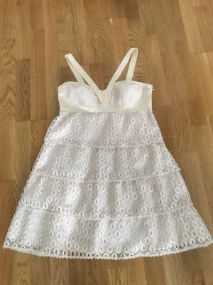 Ljusros klänning strl 8 36/38 - Säljer jätte fint klänning i storlek 8, passar för S/36. Jätte fint skick, från rök- och djurfritt hem. 