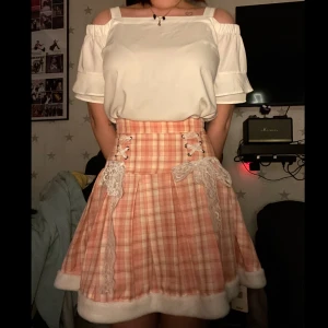 Rosa kjol -  Säljs då den inte används🤍Lappen är kvar💗”Päls” kant och spets snören🤍Den vita toppen finns även till försäljning💗Skickas med S påse eller spårbar frakt beroende på om den får plats i påsen eller inte🤍