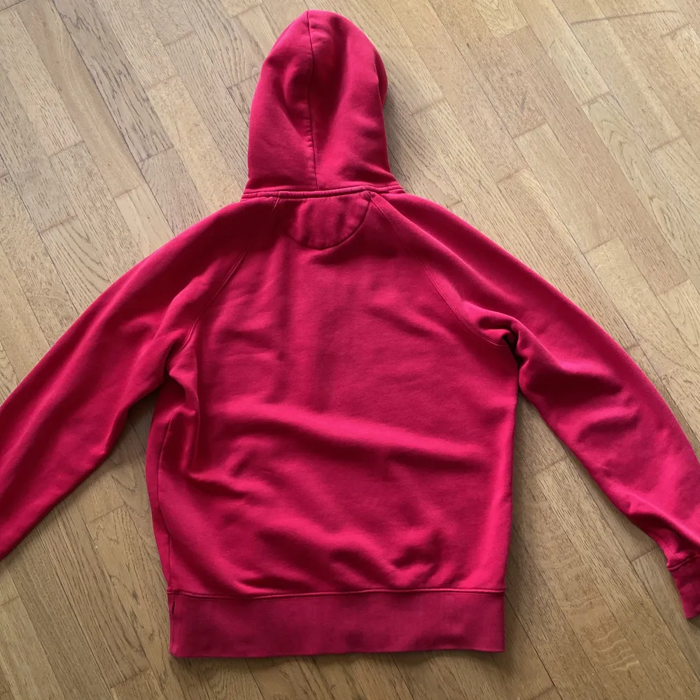En röd gant hoodie i storlek M. Rätt använd men använd mycket bra, den är i bra skick och fläckfri. Lite urtvättad men inte farligt. . Hoodies.