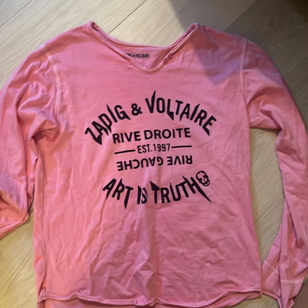 Säljer min super fina rosa Zadig tröja💕💕I storleken är den 12-13 år❤️‍🔥 Tröja är som ny!. T-shirts.