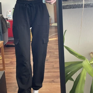 Sköna cargobyxor - Pösiga cargo med resor vid fötterna, band vid midjan. Tunna och sköna!