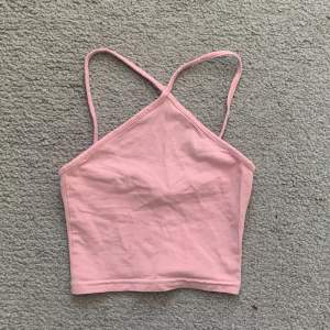Säljer detta slutsålda rosa linnet med korsade band från hm i storlek xxs. Men skulle också säga att det passar en xs. Säljer då det inte kommer till användning, men den är i nyskick och har endast använts ett fåtal gånger. Perfekt topp till sommaren.💗💗