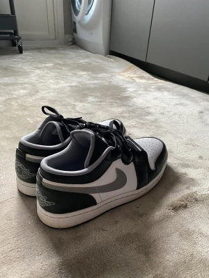 Air Jordan 1 low - Säljer mina Jordan 1 low eftersom jag inte längre använder dom. Storlek 44. Använt crease skydd så de är i bra skick. 