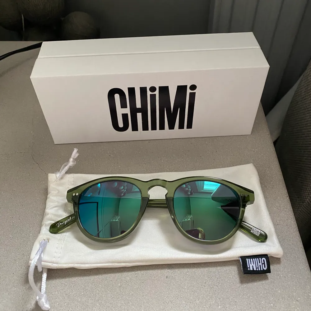 Säljer dessa gröna chimi solglasögon eftersom jag har ett par andra som jag använder. Det är 002 modellen i färgen ”kiwi” . Accessoarer.