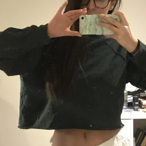 Mörkgrön sweatshirt  - Säljer min cropped mörkgröna sweatshirt eftersom att den inte kommer till användning längre💓(Färgen syns inte så bra på bilden men tröjan är grönare i verkligheten) Skriv gärna om ni har några frågor❤️
