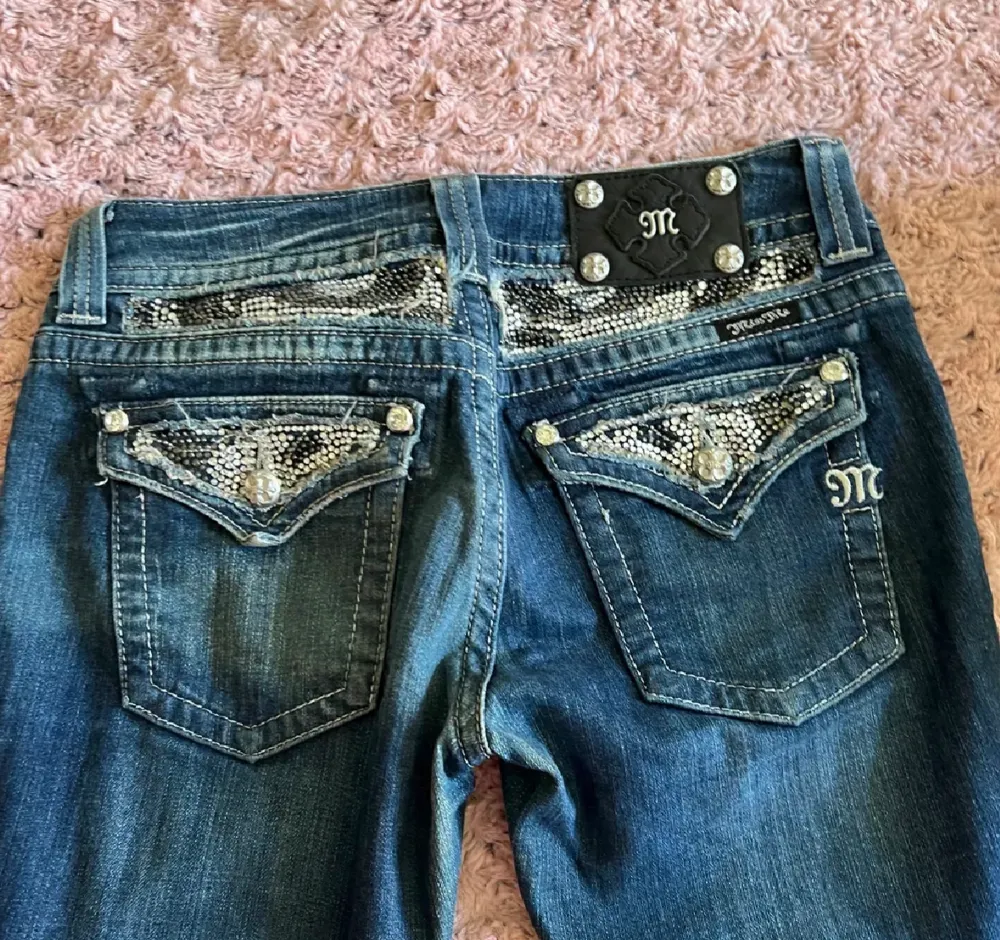 miss me jeans, bootcut och low waisted. inga anmärkningar som märks av🙌🏻 säljer endast vid bra bud innerben 78. Jeans & Byxor.