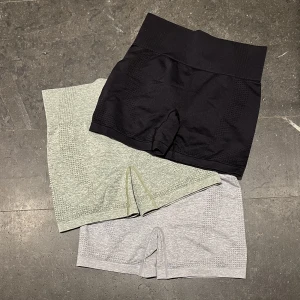 shorts shein storlek m 🖤💚🤍 - så fina, men äger för många par shorts därav säljer jag dessa tre. storlek m men sitter som en vanlig s! ett par för 50kr + frakt eller alla för 125kr + frakt! 