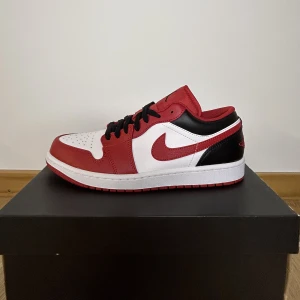 Air Jordan 1 Low Bulls - Säljer dessa oanvända, storlek 43