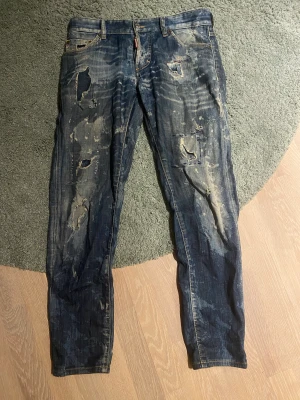 Dsquared 2 byxor  - Jag säljer min äkta Dsquared 2 byxor, för att de är alldeles för små för mig.  Jag har tyvärr inget kvitto men köpta på farfetch.  Skriv om ni vill ha fler bilder!  Gör enentult att pruta 