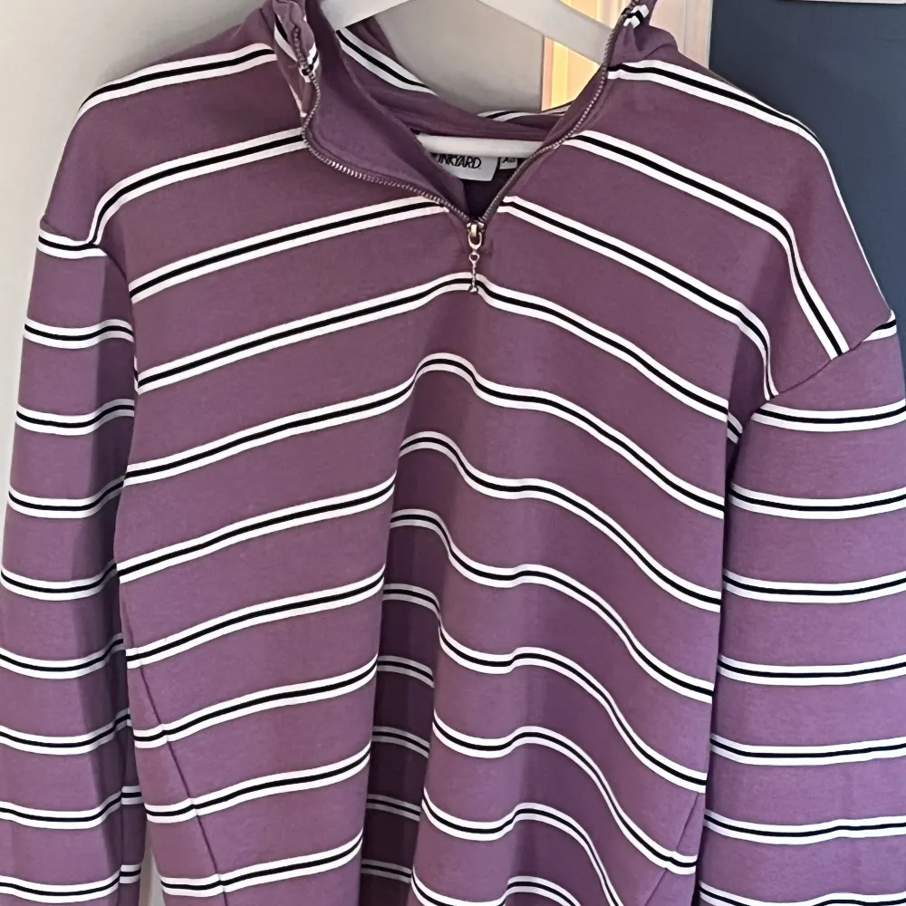 En snygg randig tröja från Junkyard i st. XS. Använd ett fåtal gånger men ser ut som ny. Den är väldigt oversized och lång.. Tröjor & Koftor.