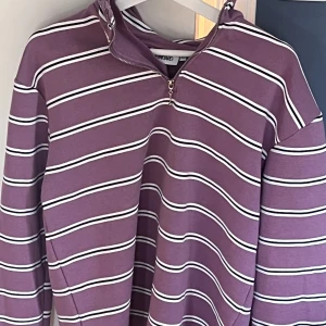 Randig tröja med dragkedja - En snygg randig tröja från Junkyard i st. XS. Använd ett fåtal gånger men ser ut som ny. Den är väldigt oversized och lång.