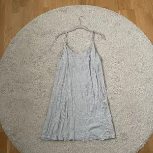 Grå klänning - Storlek L - Ordinare från H&M - Köparen betalar för frakt - Inga returer - Betalning via köp direkt 