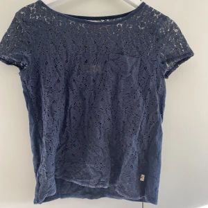 Hollister T-shirt med spets💙 - Supersöt T-shirt med spets💙