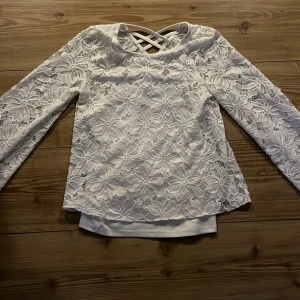 Vit blus storlek 134/140 - Vit blus storlek 134/140, bra skick💕