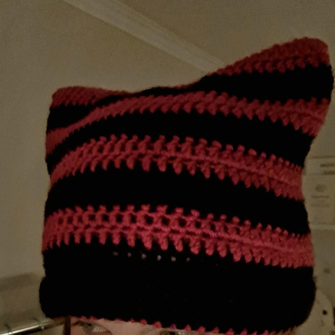 röd/svart cat beanie  - 90