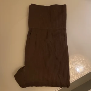 Träningstights - Bruna träningstights från Lager157. Tightsen är en mer kallare brun. Storlek S