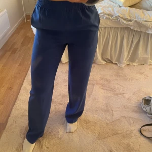 Blå byxor - Blå byxor från Nelly. säljer för att de inte kommer till användning 💗 storlek Xs men skulle säga att de passar en S också så jag pendlar däremellan. Köparen står för frakt 💗