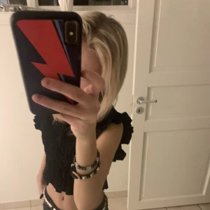 Mobilskal - Supersnyggt mobilskal som jag tyvärr måste sälja då jag ska byta mobil, älskar det jätte mycket och det är verkligen så fint. Ska nog köpa likadant till min nya mobil då jag älskar de så mycket! iPhone XS, skriv för mer bilder eller frågor!💕💕