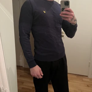 Lyle & scott tröja - Blå tröja av märket lyle & scott i en bra sittande passform. Använd men i gott skick. OBS: kläderna är skrynkliga då de legat nerpackade.