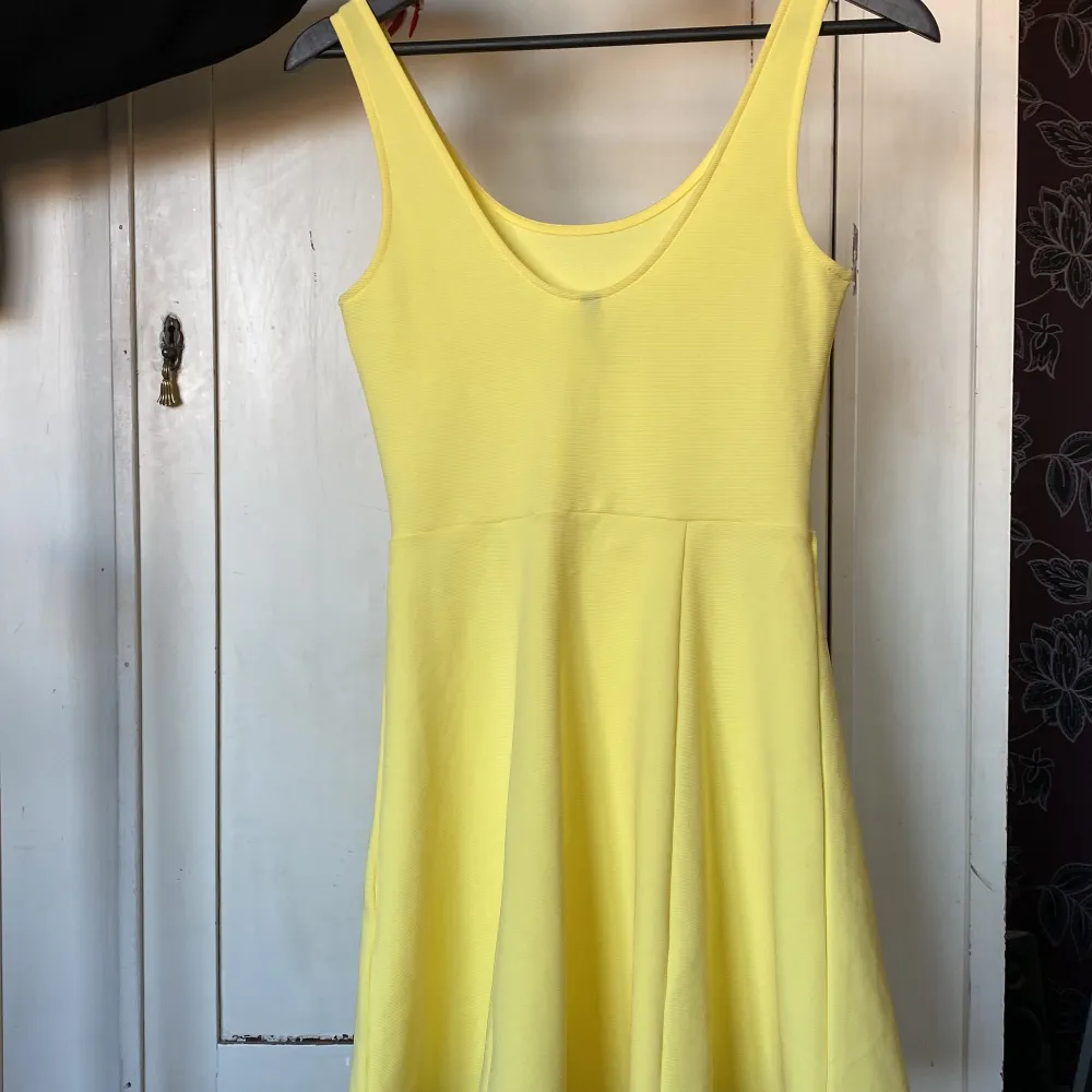 En gul klänning från hm. Klänningar.