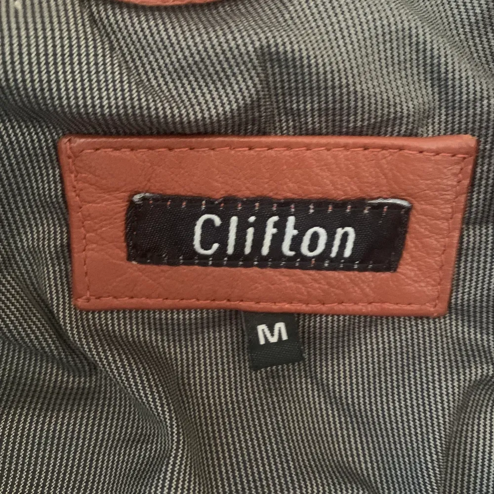 En brun röd skinnjacka från märket clifton i storlek M, bra skick och aldrig använd!  vintage ☺️. Jackor.