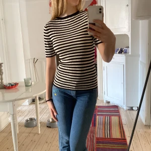 T-shirt - Randig t-shirt med typ båthals🙌! Materialet är rätt stretchigt💖 Frakt tillkommer  Frakt tillkommer