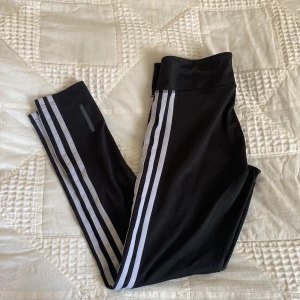 Adidas träningstights - I bra skick, jag har vuxit ur dem därför säljer jag vidare