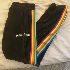 Palm angels chenille track pants  - Ett par Palm angels byxor köpt för ca ett år sedan av Kaspersheat, skick 9/10 inte använda mycket alls 
