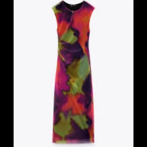 SÖKER - söker denna klänningen från zara, helst M eller L