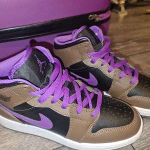 Jordan 1 - Köpte precis men ville inte ha höga så helt nya använda en gång storlek 38,5