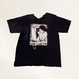 Vintage sex pistols t-shirt - As cool vintage sex pistols T-shirt i dunder skick! Den är storlek M. Säljer då den inte kommer till användning.