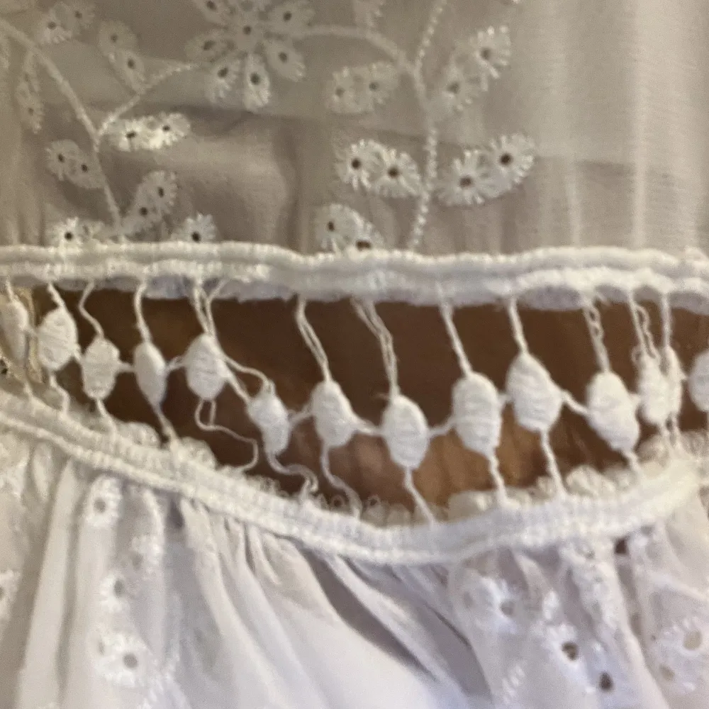 Säljer denna vita spetsklänningen från Zara eftersom att jag ej använder den längre. (Ska användas med underklänning)   Skriv gärna om ni har några frågor💓💓. Klänningar.