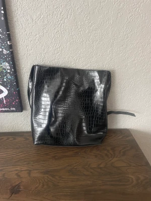 Carin Wester väska  - Svart väska ifrån Carin Wester, är använd men det är inget fel på den💕