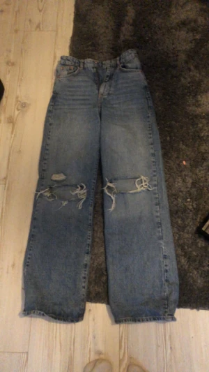 Gina tricot jeans💘 - Perfect jeans från Gina tricot! Säljes för att dom börjar bli små i midjan! Kom privat för fler frågor💘väldigt snålt använda och i jättefint skick❤️ TRYCK EJ PÅ KÖP NU!!!!