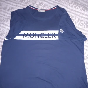 Monclear t shirt - Äkta monclear tee använd knappt 2 gånger, så den är så gott som ny.
