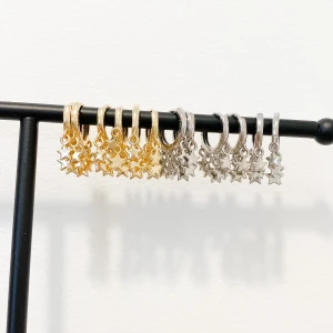 Örhängen med stjärnor  - Jättefina nickelfria örhängen från Tinsel.se, finns i både silver och guld!🤩 Frakt med frimärke: 13kr Shoppa här eller hos www.tinsel.se
