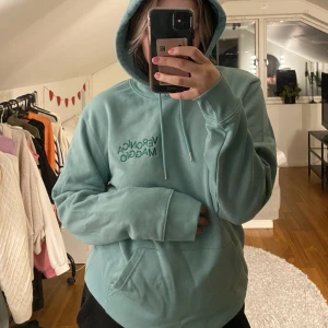 Veronica Maggio merch  - Veronica Maggio merch!! Grön mjuk hoodie, storlek M men skulle säga passar S minst lika bra 💚